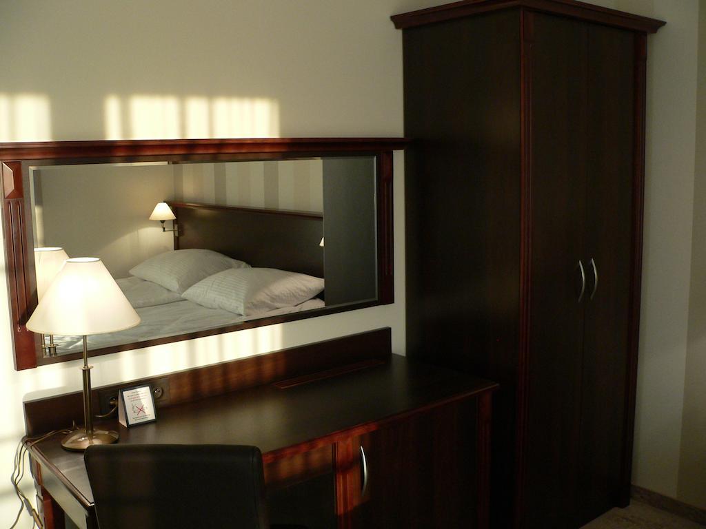 Hotel Bialy Dwor Окунинка Номер фото