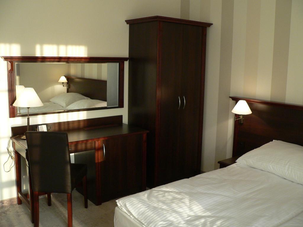Hotel Bialy Dwor Окунинка Экстерьер фото