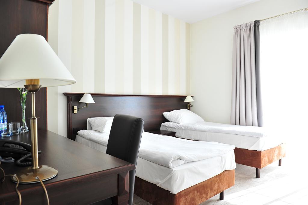 Hotel Bialy Dwor Окунинка Экстерьер фото