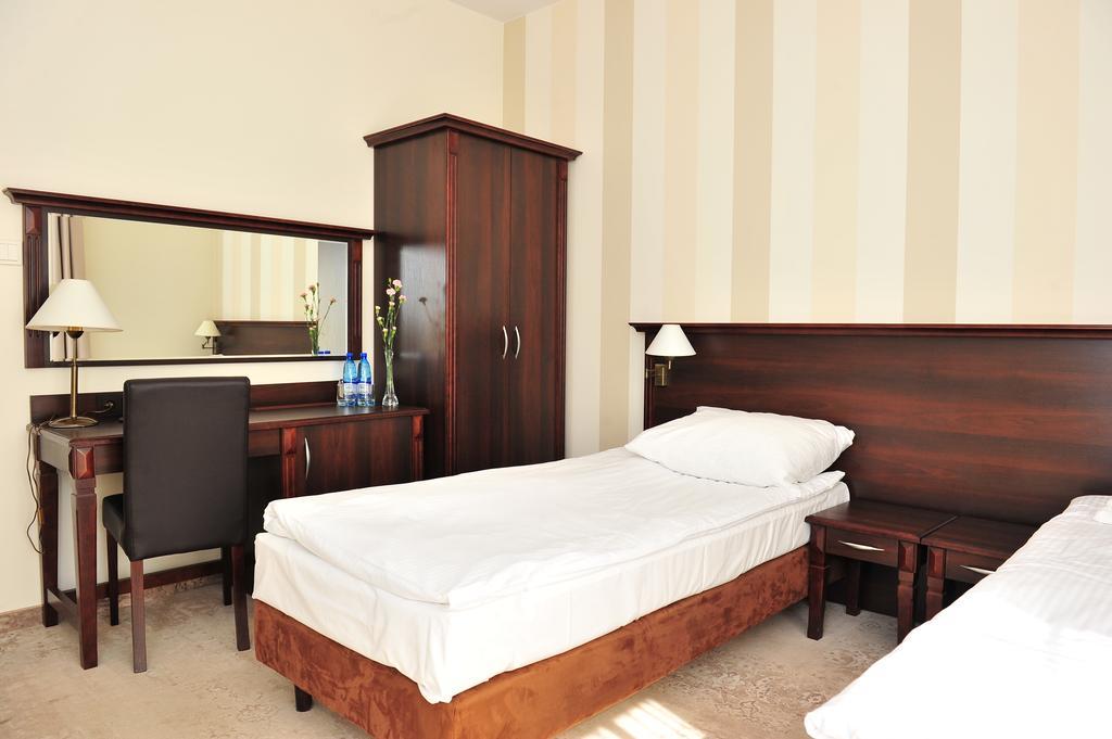 Hotel Bialy Dwor Окунинка Экстерьер фото