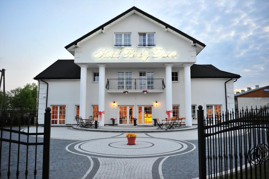 Hotel Bialy Dwor Окунинка Экстерьер фото