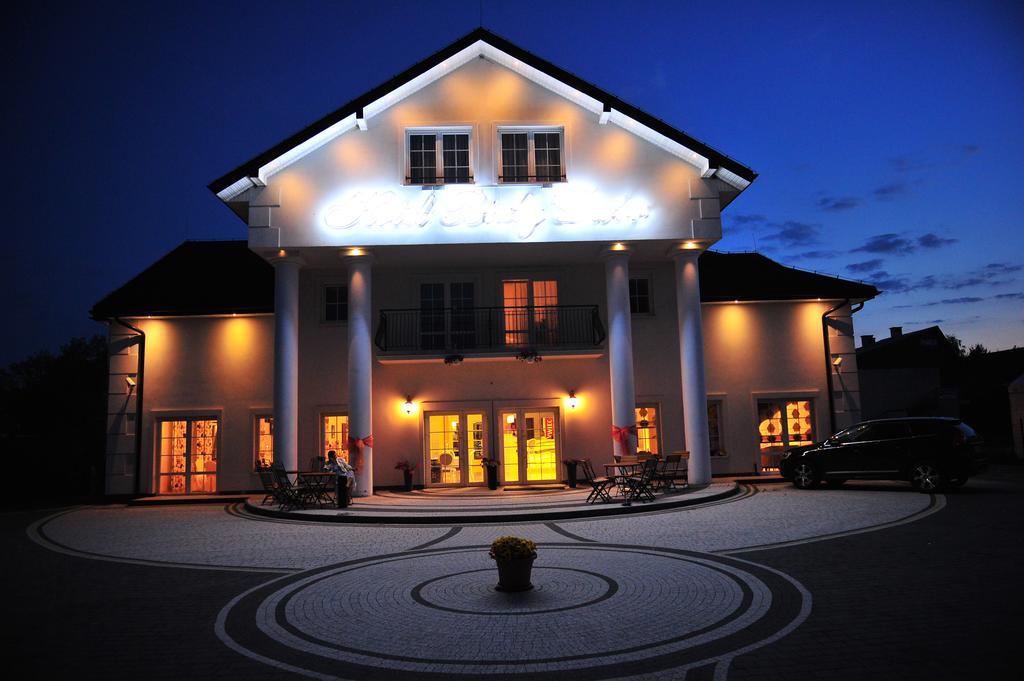 Hotel Bialy Dwor Окунинка Экстерьер фото